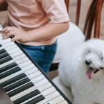 Aktywności muzyczne wspierające poczucie rytmu: zabawy, które rozruszają ciało i wyobraźnię
