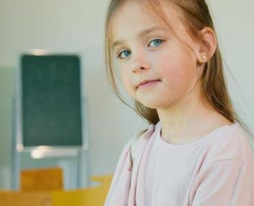 Jak wspierać dziecko w radzeniu sobie z nieśmiałością: czułe i skuteczne sposoby na budowanie odwagi na co dzień