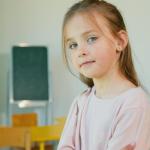 Jak wspierać dziecko w radzeniu sobie z nieśmiałością: czułe i skuteczne sposoby na budowanie odwagi na co dzień