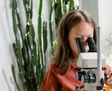 Nauka biologii przez obserwacje i doświadczenia: zamień ciekawość w odkrycia