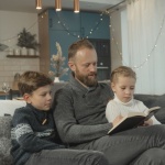 Wspólne czytanie i ilustrowanie opowieści rodzinnych: pomysły na wieczory pełne bliskości i kreatywności
