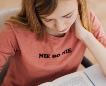 Radzenie sobie z nadmiarem informacji w szkole: spokojna głowa, lepsze oceny i więcej czasu dla siebie